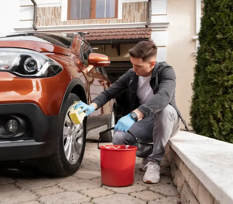 Lavage auto à domicile La Clusaz : professionnel intervenant sur un véhicule